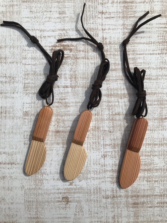 木のナイフのペンダント　吉野杉　無垢材　木の包丁 2枚目の画像
