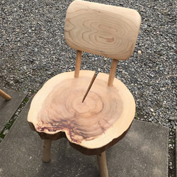 木の椅子　背もたれ付き　吉野杉　丸太　木製スツール　無垢材　No.1 6枚目の画像