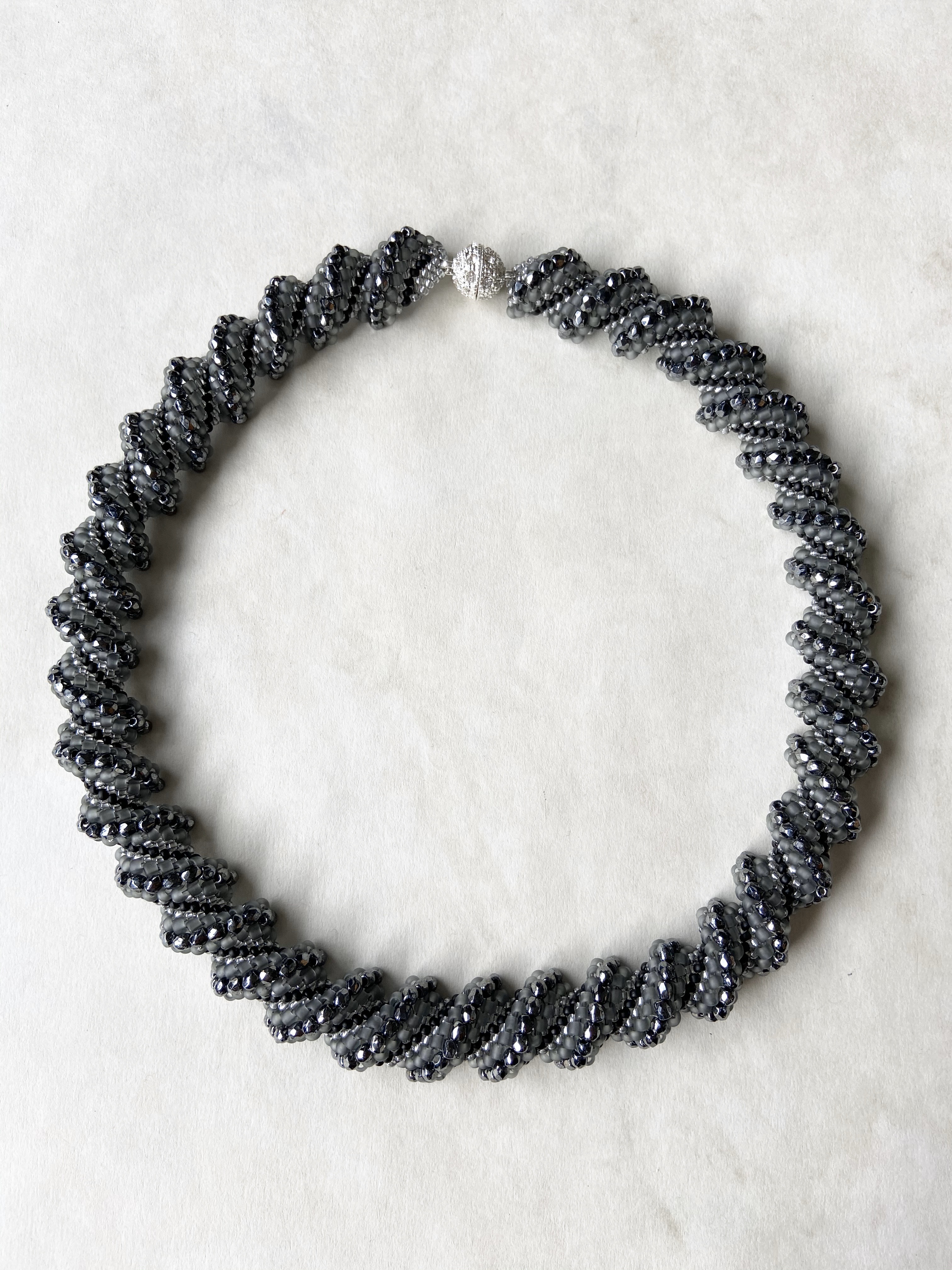 ビーズステッチのネックレス ブラックグレー　マグネット着脱