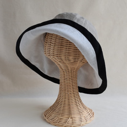 リバーシブルで着用できるリネンの帽子（バイカラー） 1枚目の画像
