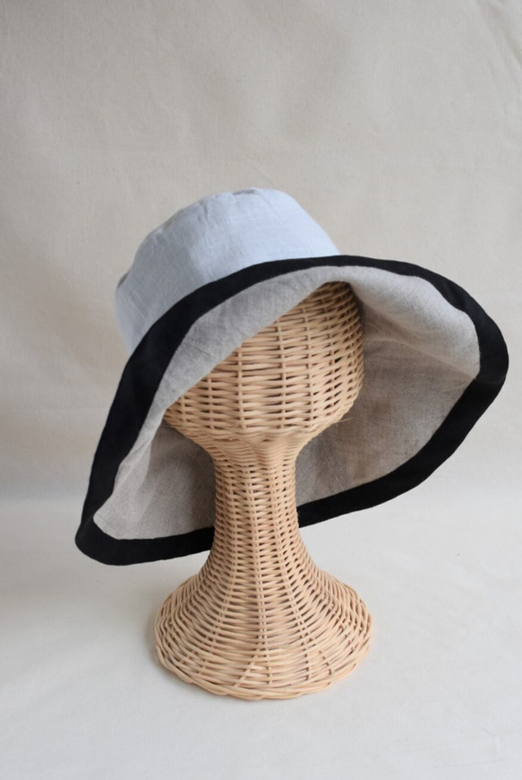 リバーシブルで着用できるリネンの帽子（バイカラー） 2枚目の画像