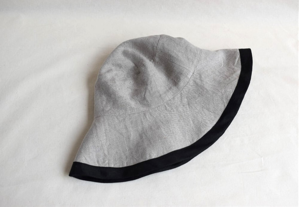 リバーシブルで着用できるリネンの帽子（バイカラー） 3枚目の画像