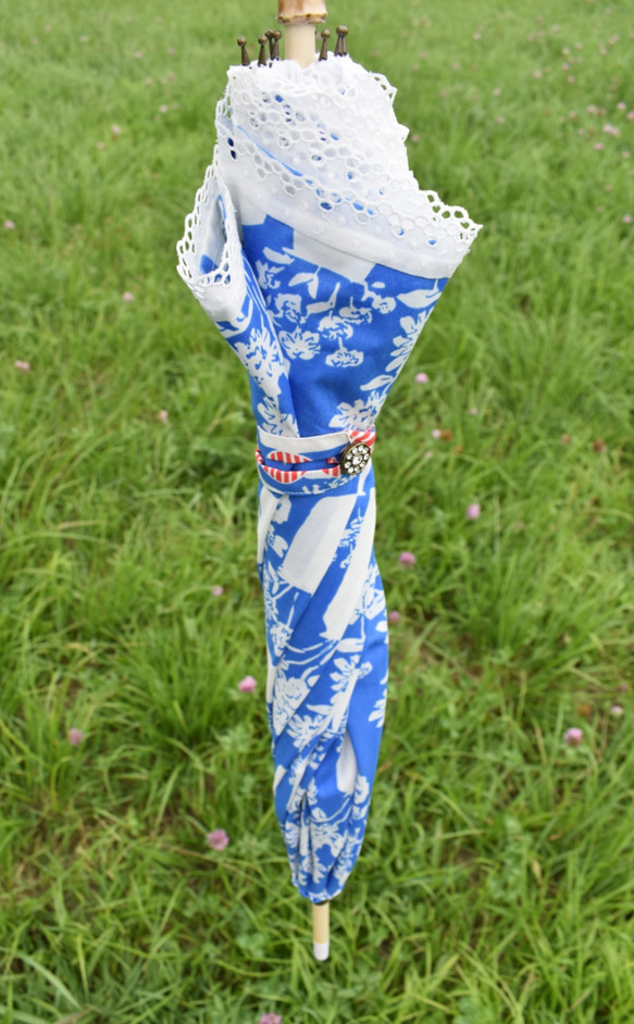 夏空に映える青と白の日傘 4枚目の画像