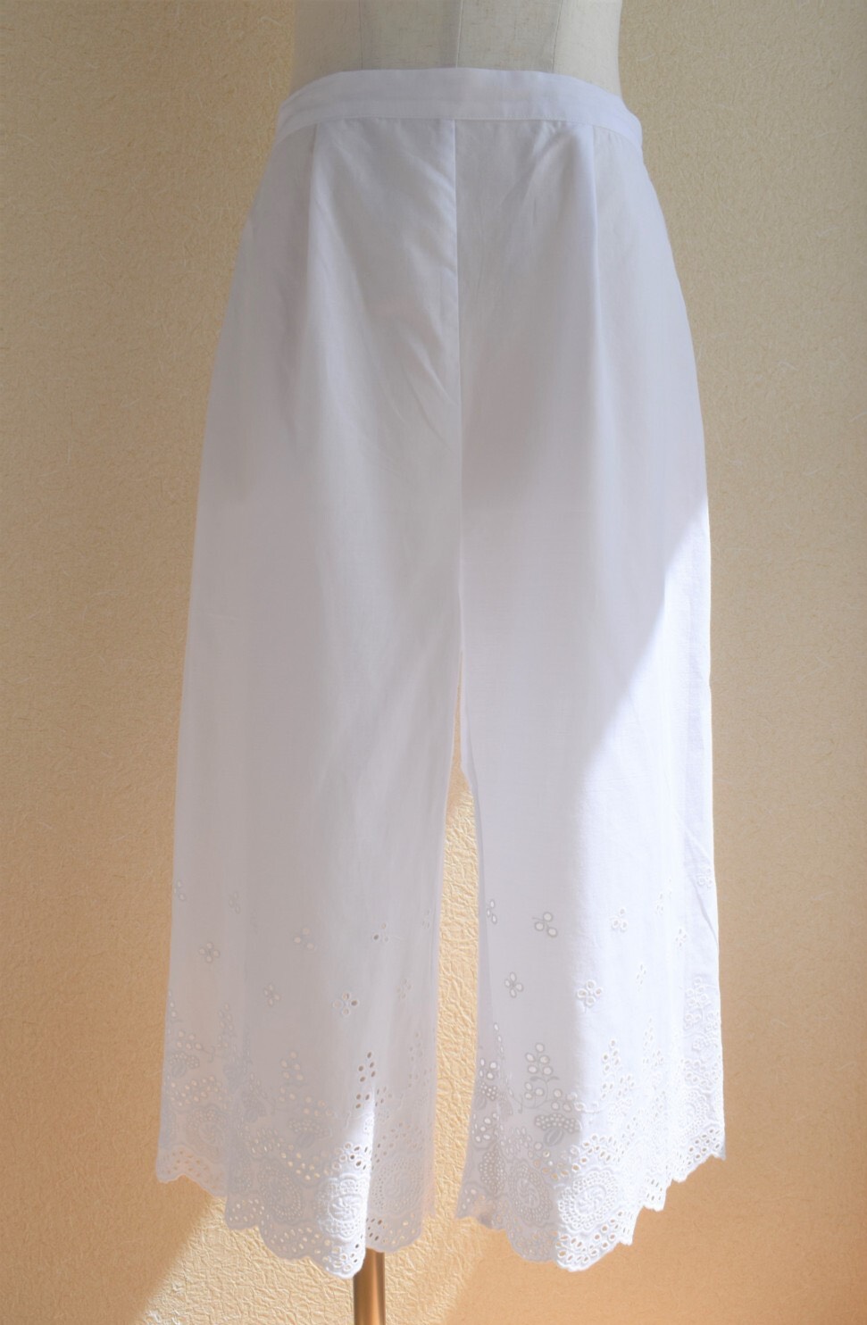 裾にスカラップ刺繍入りのペチパンツ