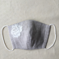 ＜花レースモチーフ付き＞リネン+オーガニックコットンダブルガーゼの立体マスク 1枚目の画像