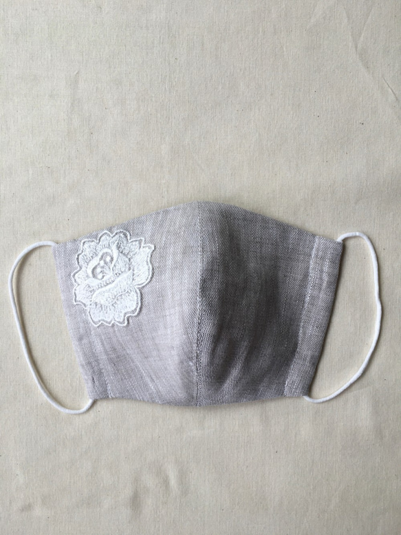 ＜花レースモチーフ付き＞リネン+オーガニックコットンダブルガーゼの立体マスク 1枚目の画像