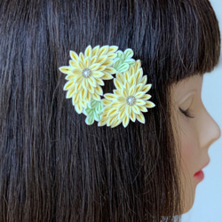 つまみ細工髪飾り２つ菊リース シルク 黄 フレームピン 1枚目の画像
