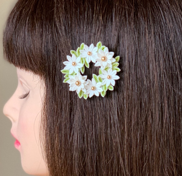 つまみ細工髪飾り菊＆若葉リース シルク 白 フレームピン 1枚目の画像
