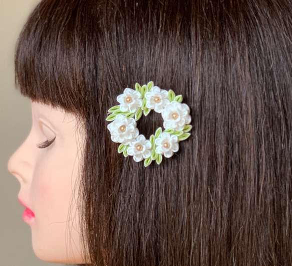 つまみ細工髪飾り椿＆若葉リース シルク 白 フレームピン 1枚目の画像