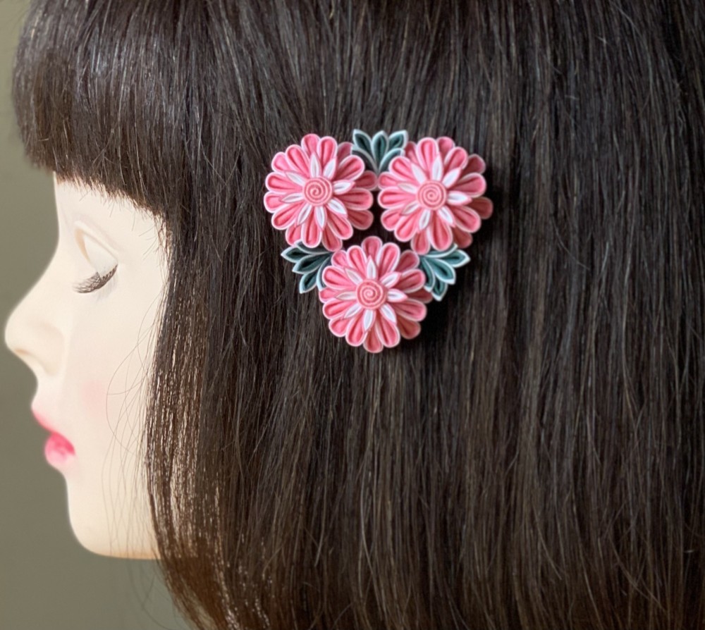 つまみ細工髪飾り半くす三つ花ピンク＆ホワイト シルク フレームピン 剣丸つまみ