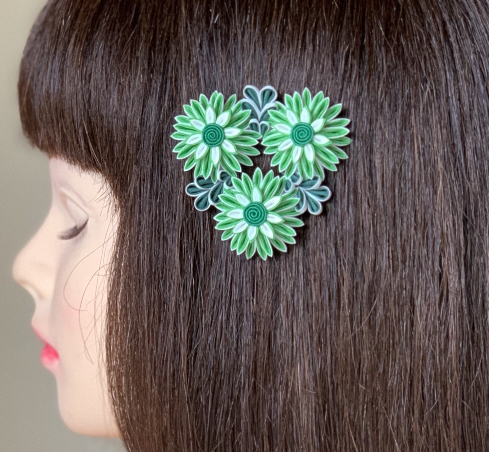 つまみ細工髪飾り半くす三つ花ホワイト＆グリーン シルク フレームピン 剣つまみ