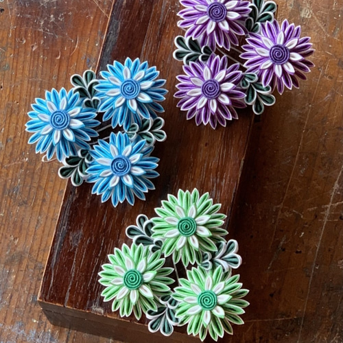 半くす剣つまみのポニーフック つまみ細工髪飾り半くす三つ花