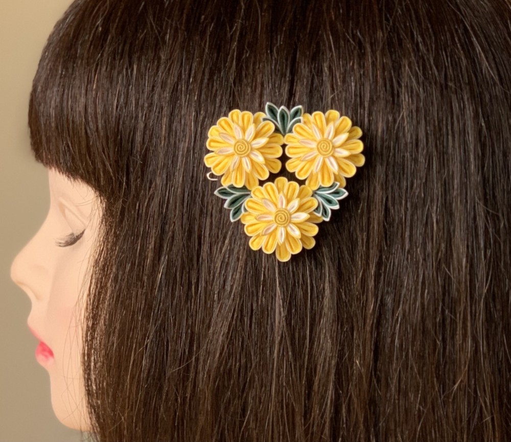 つまみ細工髪飾り半くす三つ花イエロー＆ホワイト シルク フレームピン 剣丸つまみ