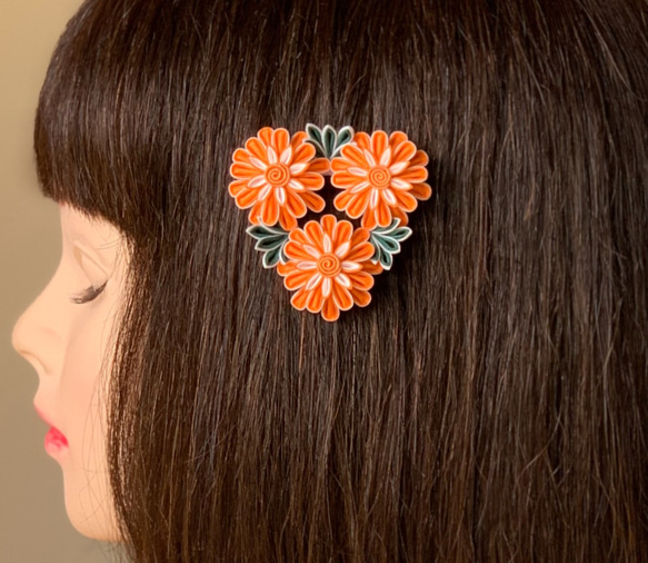 つまみ細工髪飾り半くす三つ花オレンジ＆ホワイト シルク フレームピン
