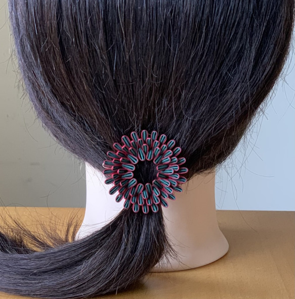 つまみ細工髪飾り丸つまみリース ダークグリーン＆レッド シルク フレームピン 1枚目の画像