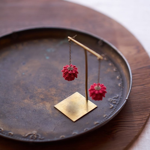 つまみ細工 揺れるくす玉ピアス正絹手染め ピアス（その他） つまみ