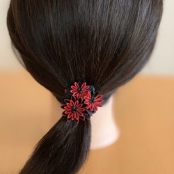 つまみ細工ヘアアクセサリーポニーフック正絹手染め 黒＆赤 1枚目の画像