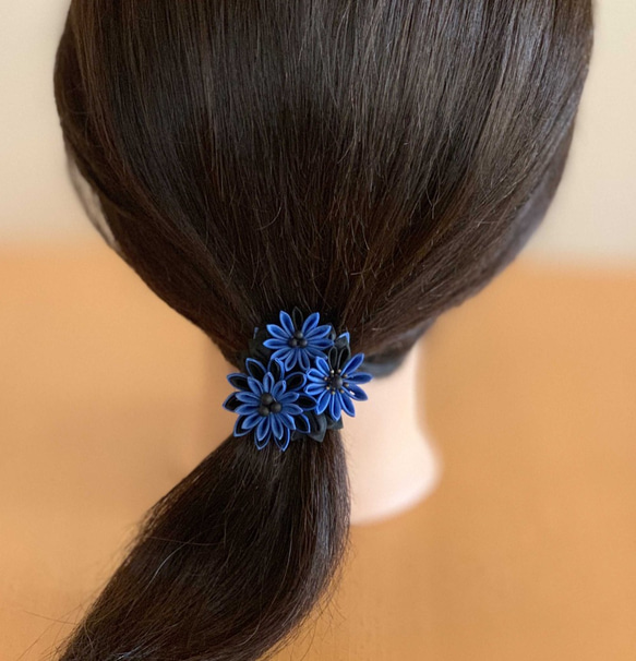 つまみ細工ヘアアクセサリーポニーフック正絹手染め 黒＆青 3枚目の画像