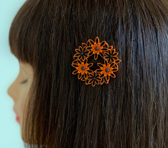 つまみ細工髪飾り剣つまみ小花リース ブラック＆オレンジ シルク フレームピン 1枚目の画像
