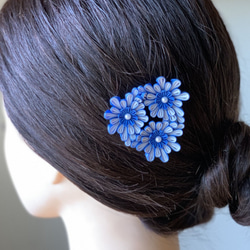 つまみ細工髪飾り丸つまみ三つ花ホワイト＆ブルー シルク フレームピン 1枚目の画像