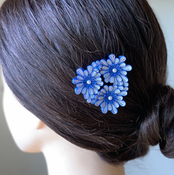 つまみ細工髪飾り丸つまみ三つ花ホワイト＆ブルー シルク フレームピン 1枚目の画像