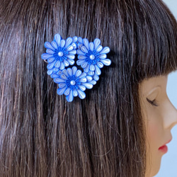 つまみ細工髪飾り丸つまみ三つ花ホワイト＆ブルー シルク フレームピン 2枚目の画像