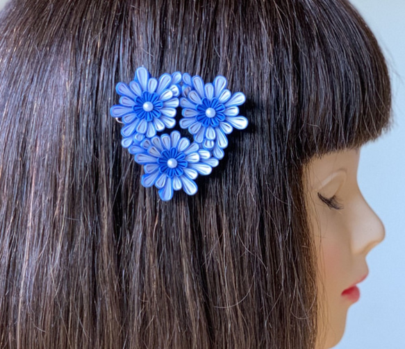 つまみ細工髪飾り丸つまみ三つ花ホワイト＆ブルー シルク フレームピン 2枚目の画像
