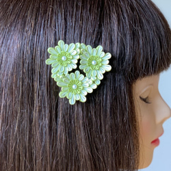 つまみ細工髪飾り丸つまみ三つ花ホワイト＆イエローグリーン シルク フレームピン 2枚目の画像