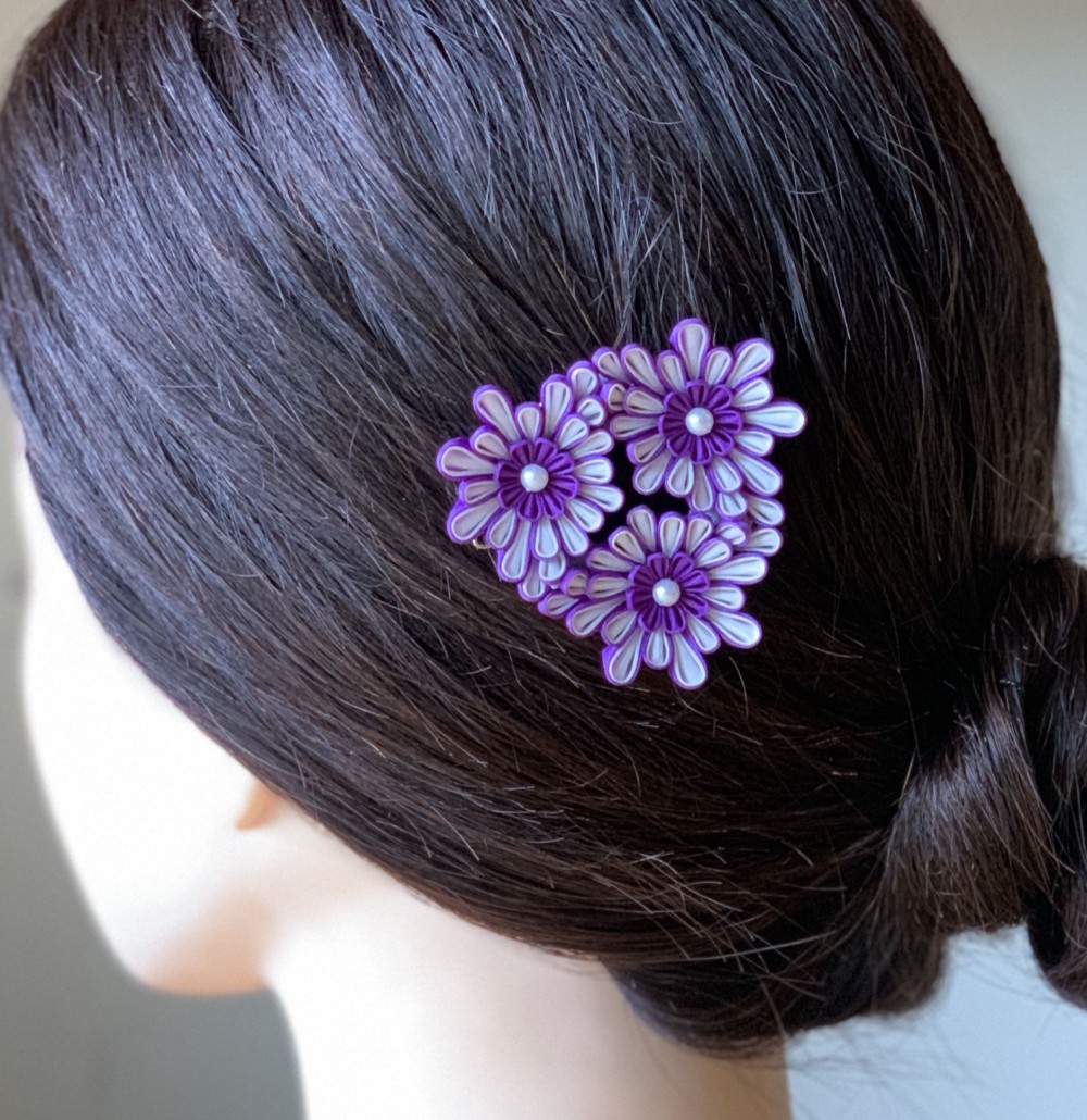 つまみ細工髪飾り丸つまみ三つ花ホワイト＆パープル シルク フレームピン