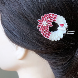 つまみ細工髪飾り鶴＆菊リース シルク フレームピン 1枚目の画像
