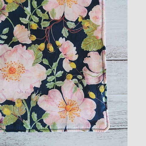 ハンドメイドガーゼハンカチ　リバティ（ドーセットローズ）ピンク×カーキ ハンドメイドガーゼハンカチ リバティ（ドーセットローズ