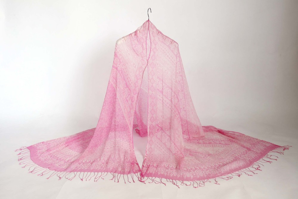 透け感あるシルク楊柳の大判ストール 9,360円