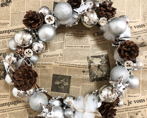 クリスマスリースL シルバー ホワイト 松ぼっくり 玄関先をお洒落に