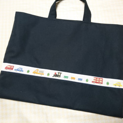 手刺繍　ローズ　濃紺　レッスンバッグ　ボタン付　大きめ　上履き入れ　お受験　通塾 手刺繍 ローズ 濃紺 レッスンバッグ ボタン付 大きめ 上履き入れ
