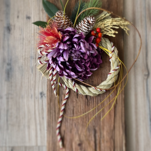 お正月　しめ縄飾り　一点飾り しめ縄 一点限り正月飾り 華やかに古典紫の大輪菊で しめ縄・しめ飾り