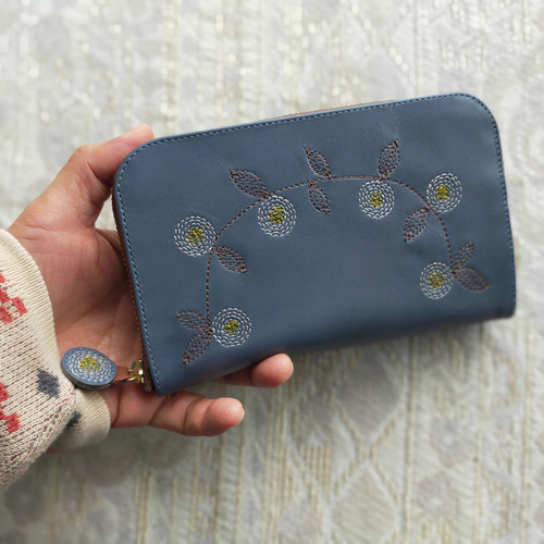 刺繍革財布『花かざり』アッシュBLUE（牛革）☆コンパクトラウンド