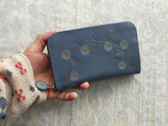 刺繡皮革錢包“Flower Kazari”灰藍色（牛皮）☆ 緊湊型圓形拉鍊 ☆ 第1張的照片