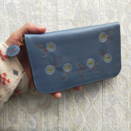 刺繍革財布『花かざり』アッシュBLUE（牛革）☆コンパクトラウンド