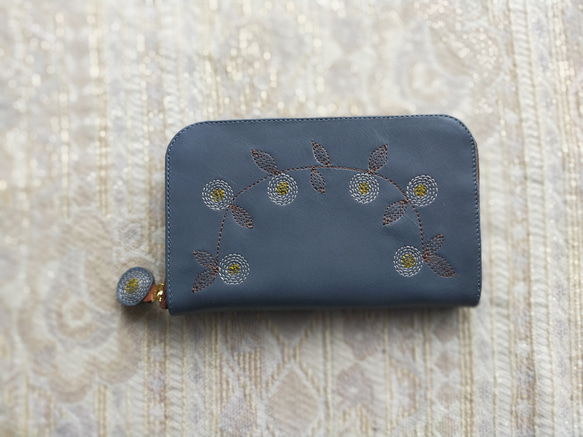刺繡皮革錢包“Flower Kazari”灰藍色（牛皮）☆ 緊湊型圓形拉鍊 ☆ 第5張的照片