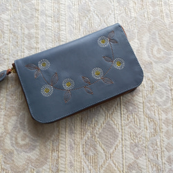 刺繡皮革錢包“Flower Kazari”灰藍色（牛皮）☆ 緊湊型圓形拉鍊 ☆ 第8張的照片
