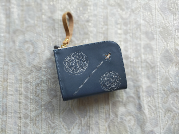 刺繡皮革錢包“Hikouki cloud”Ash BLUE（牛皮）雙折迷你錢包☆ 第1張的照片