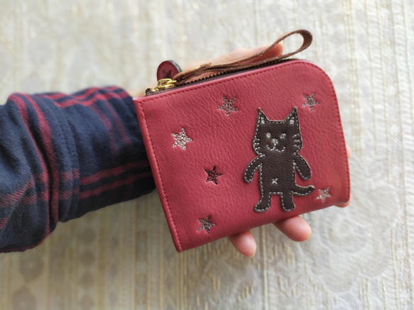 刺繡皮革錢包“ STARs＆cat”牛皮RED（兩折錢包）☆緊湊的L形拉鍊☆ 第1張的照片