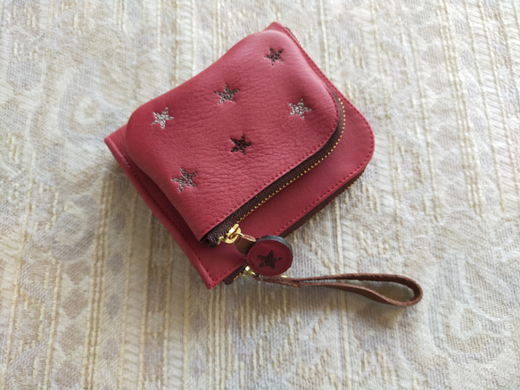 刺繡皮革錢包“ STARs＆cat”牛皮RED（兩折錢包）☆緊湊的L形拉鍊☆ 第6張的照片