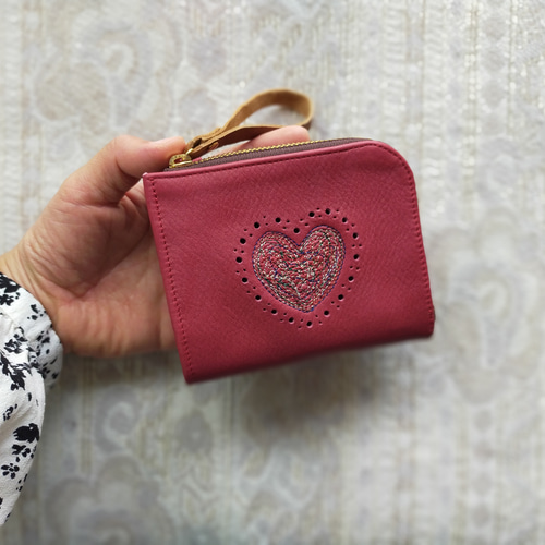 刺繍革財布『HEART』カーマインRED（牛革）二つ折り財布☆L字