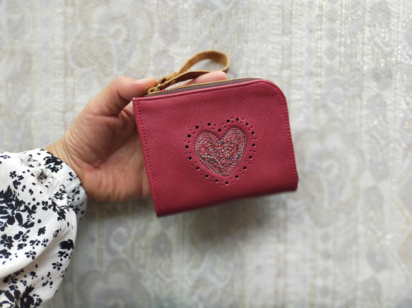 刺繍革財布『HEART』カーマインRED（牛革）二つ折り財布☆L字