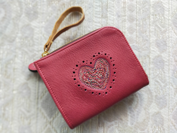 刺繍革財布『HEART』カーマインRED（牛革）二つ折り財布☆L字ファスナーコンパクト☆ 5枚目の画像