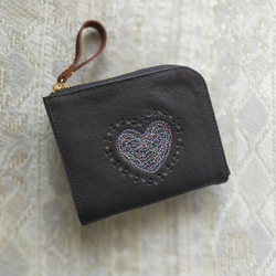 刺繍革財布『HEART』BLACK（牛革）コンパクト型二つ折り財布 5枚目の画像