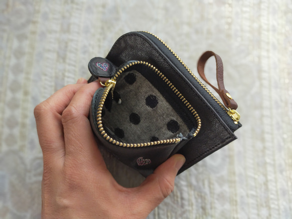 刺繍革財布『HEART』BLACK（牛革）コンパクト型二つ折り財布 8枚目の画像