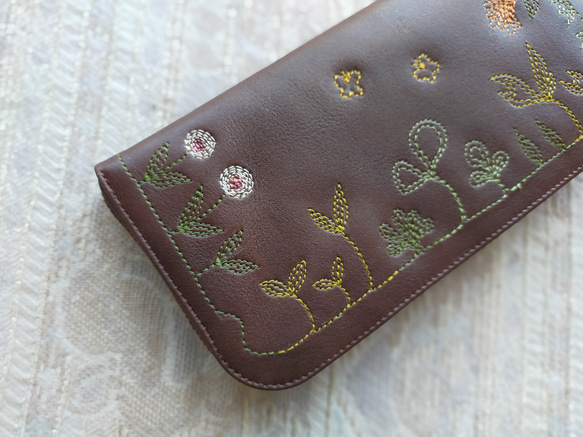 刺繍革財布『GARDEN』牛革BROWN（Slimラウンドファスナー型） 10枚目の画像