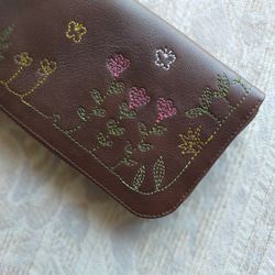 刺繍革財布『GARDEN』牛革BROWN（Slimラウンドファスナー型） 9枚目の画像